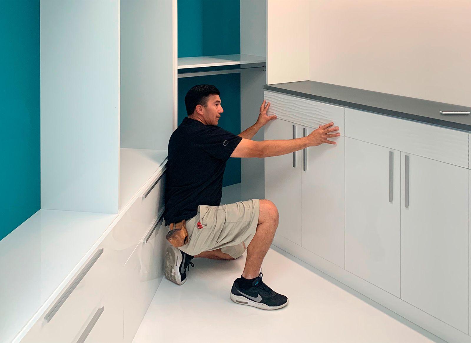 Un técnico especializado ensambla frentes de cajones como parte del proceso de instalación de un armario personalizado por California Closets