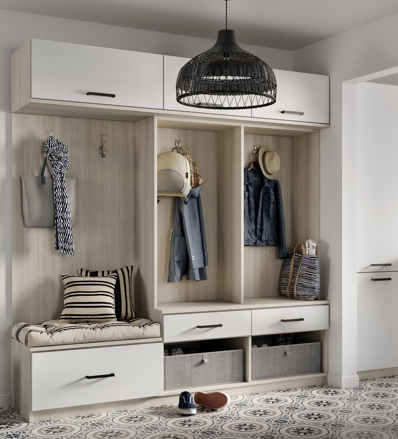 Solución de armario de entrada con gabinetes personalizados y un banco de almacenamiento de California Closets