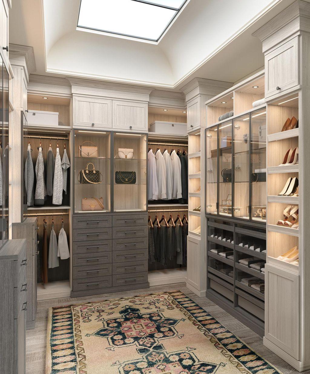 Vestidor personalizado para ella con puertas de vidrio transparente y molduras decorativas por California Closets