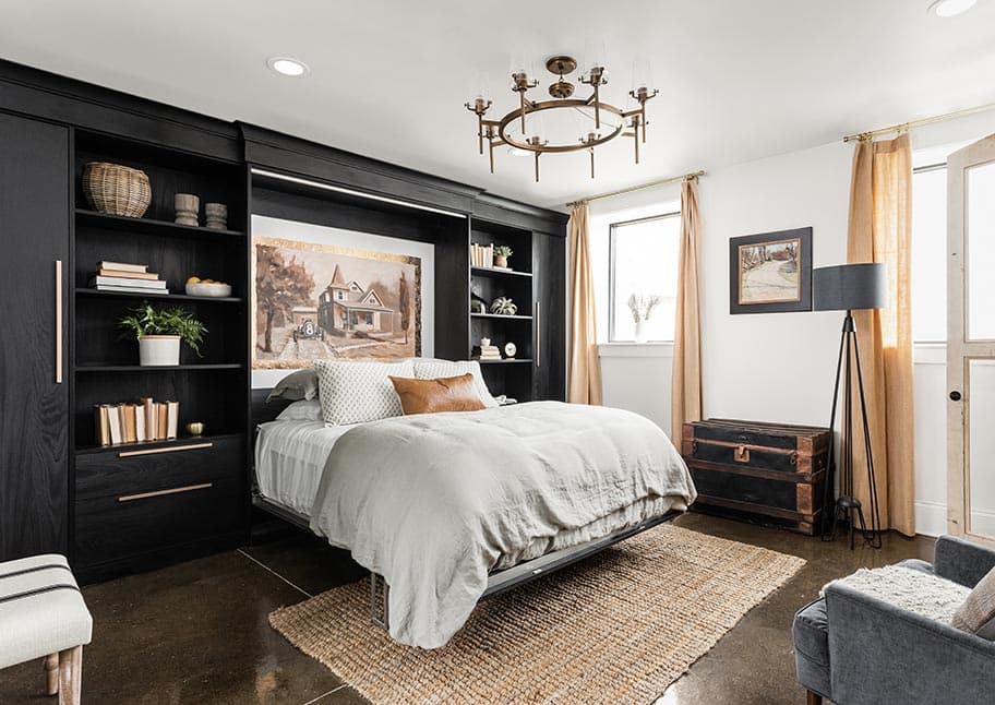 Cama de pared en acabado negro con estantes a medida diseñados por California Closets