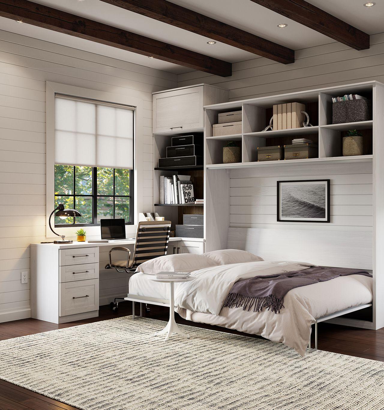 Oficina en casa moderna con cama Murphy, escritorio blanco y acentos de madera | California Closets