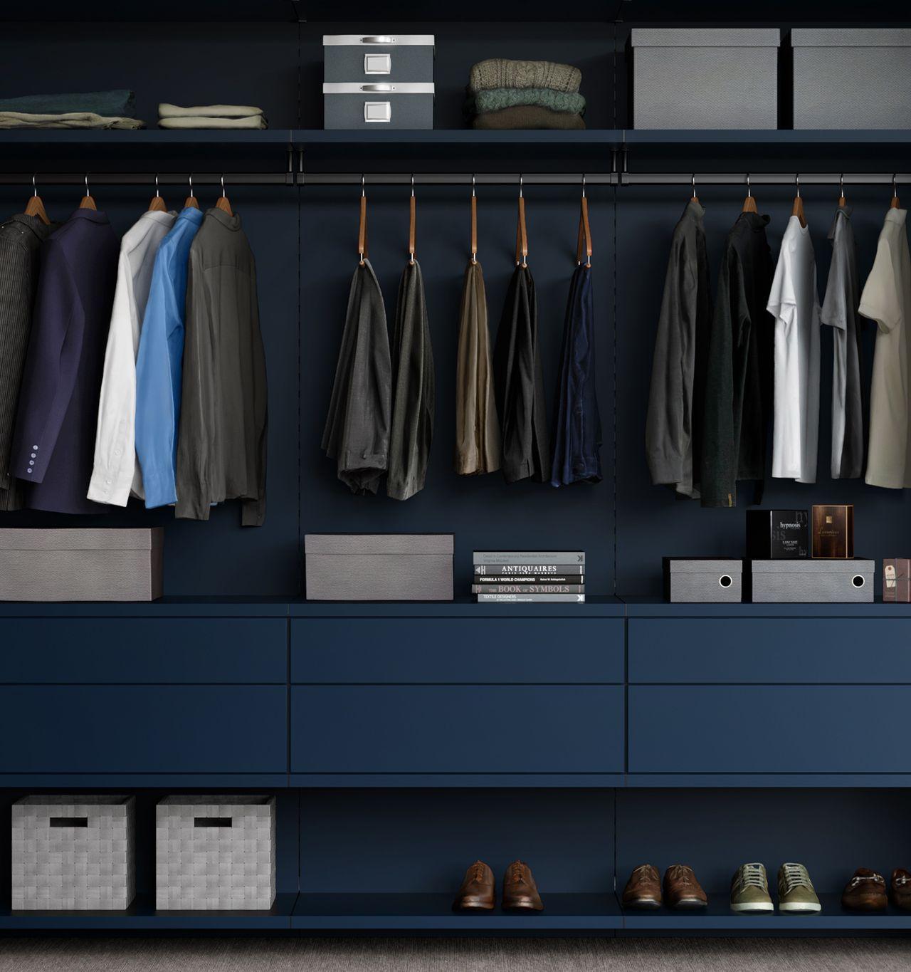 Diseño del armario empotrado con estantes abiertos en acabado azul oscuro por California Closets