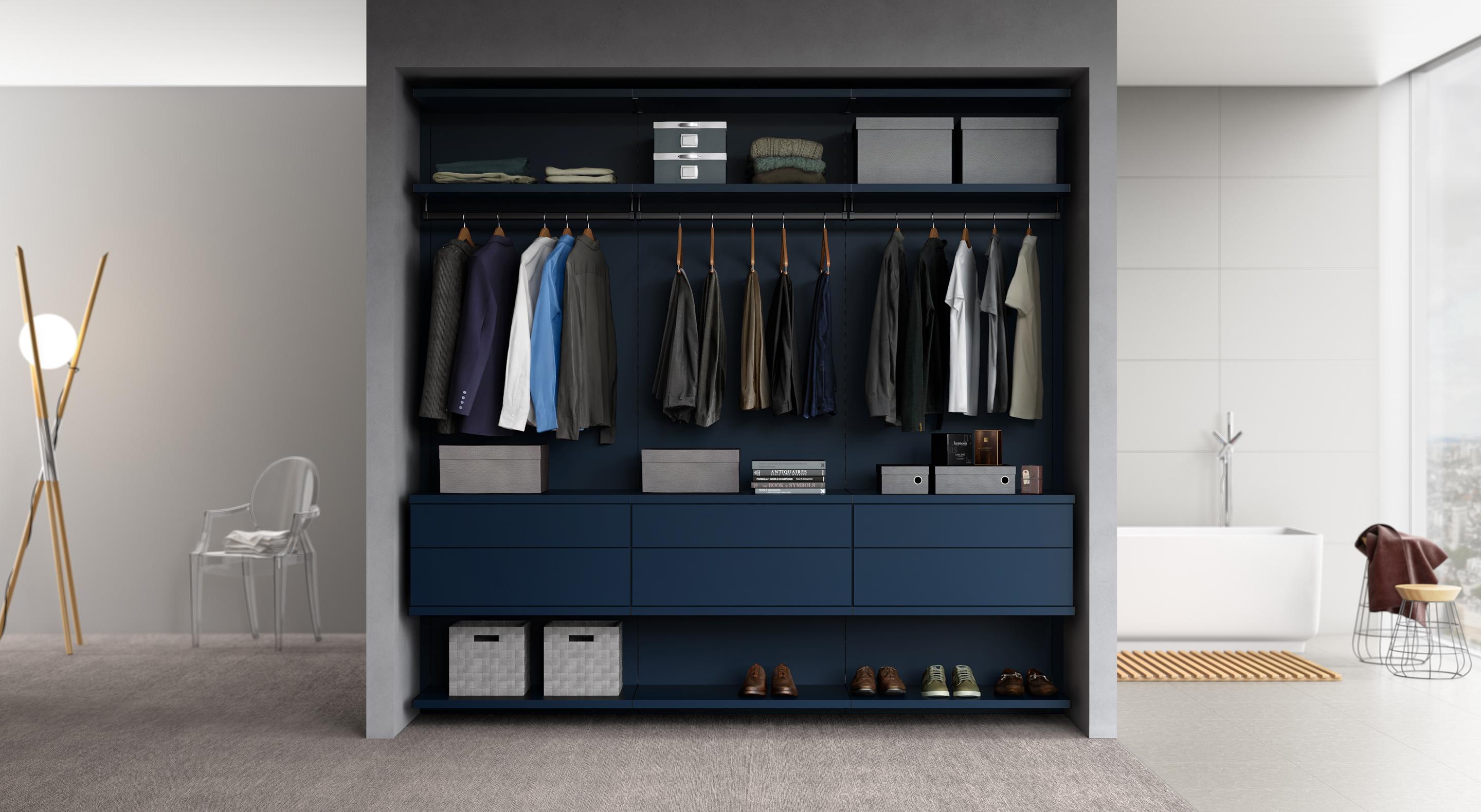 Acceda a los armarios con cajones con acabado virtuoso azul marino mate fabricados por California Closets.