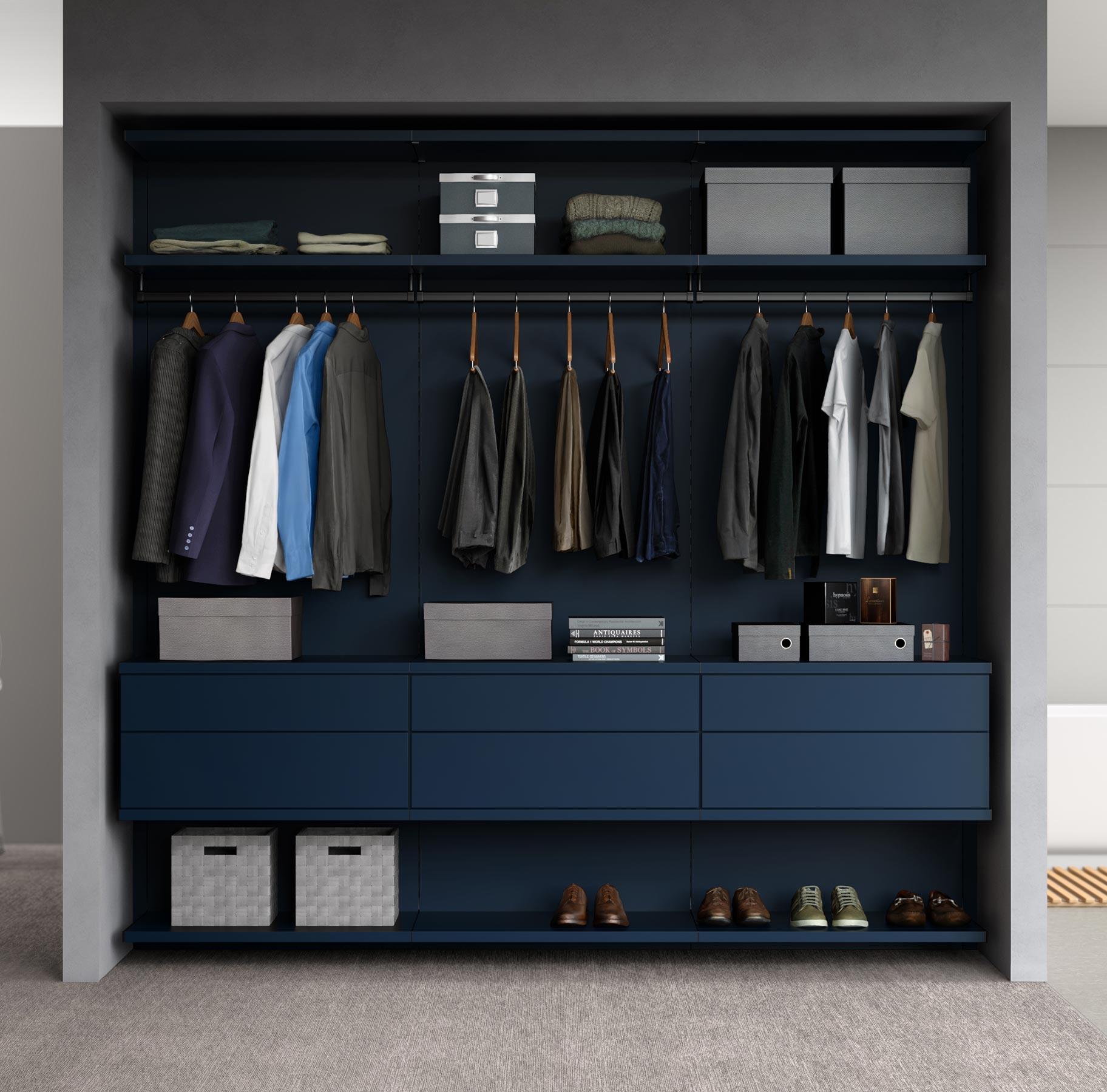 Armario empotrado personalizado en acabado mate azul marino fabricado por California Closets.