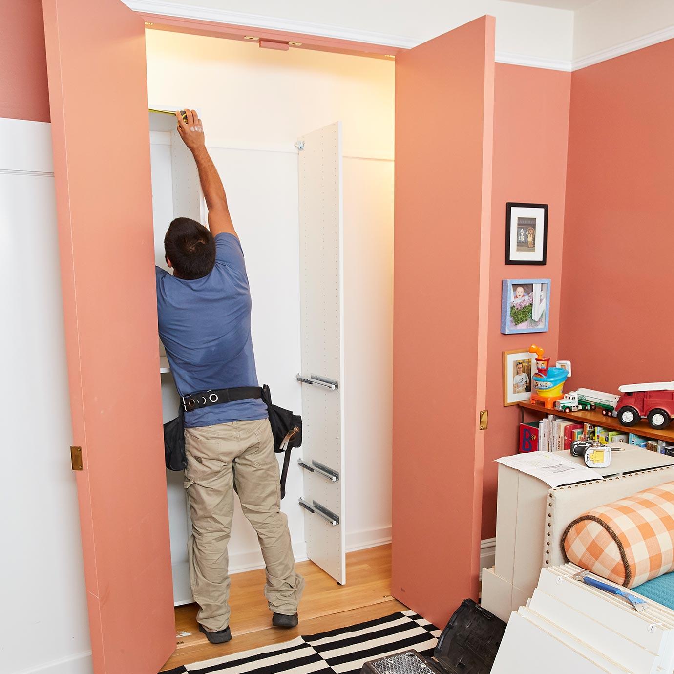 Instalador añadiendo estanterías personalizadas para acceder al armario diseñado por California Closets