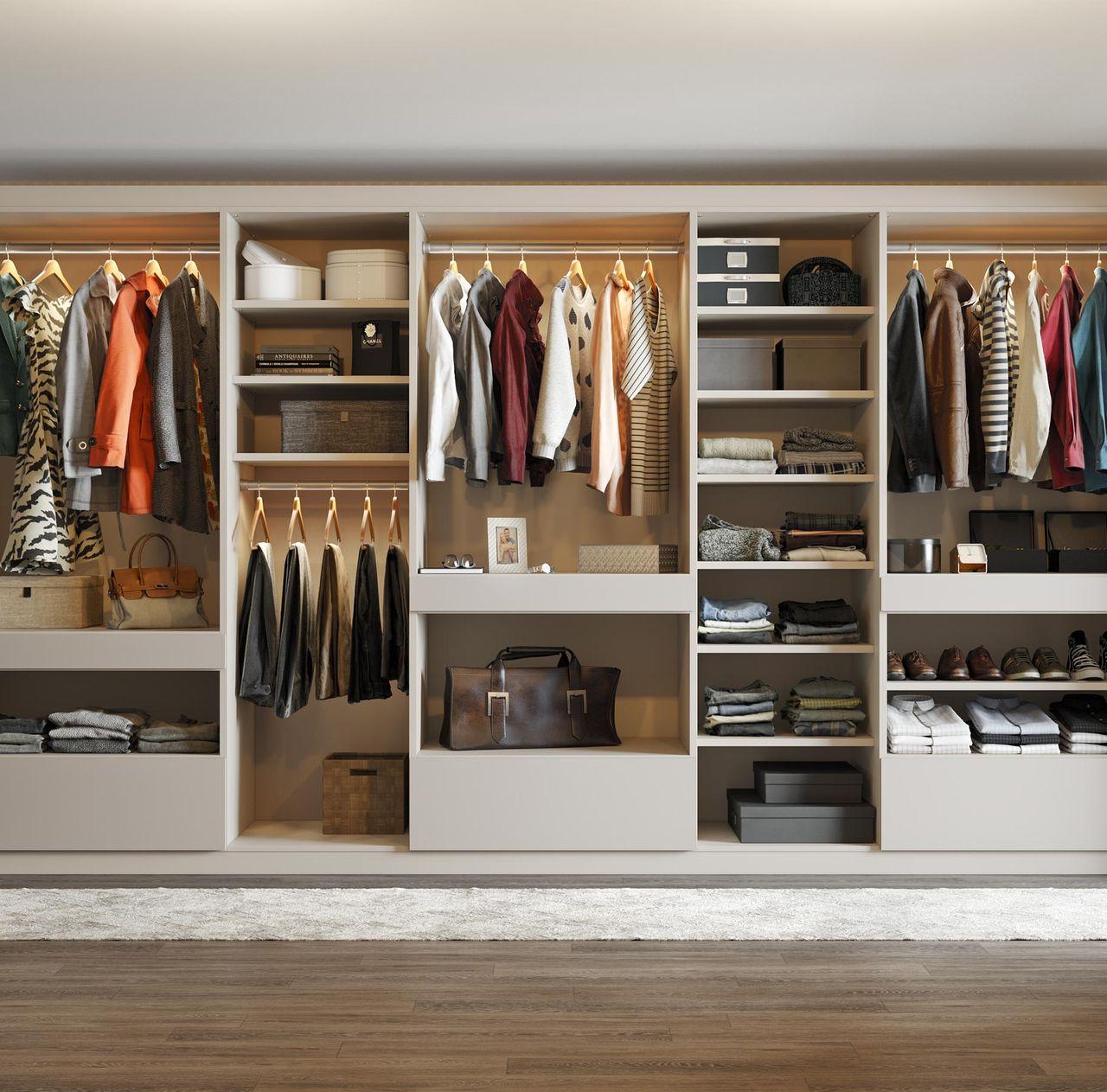 Armario empotrado largo y abierto personalizado con estanterias abiertas e iluminacion por California Closets