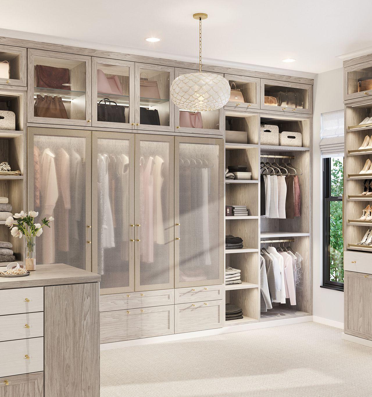 Vestidor con espacio para guardar zapatos, cajones extraíbles para accesorios y puertas de vidrio en acabado claro de California Closets