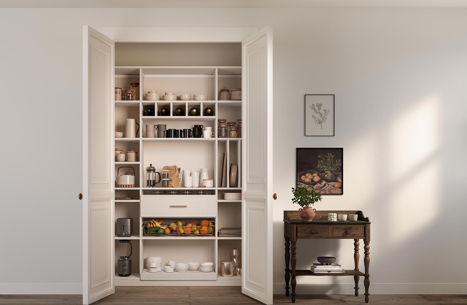Despensa de cocina diseñada para albergar utensilios de cocina y alimentos con opciones de almacenamiento de botellas, por California Closets