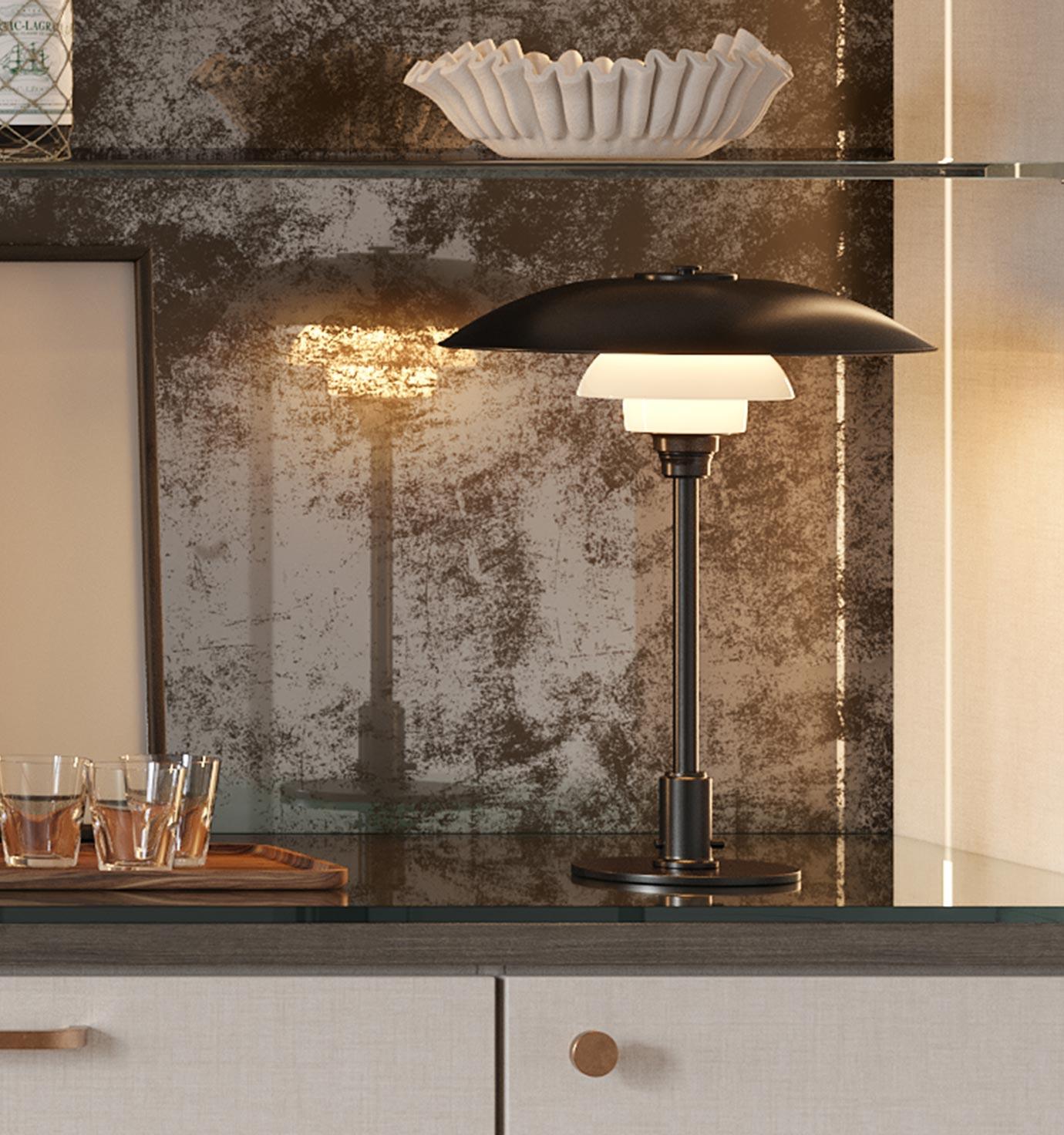 Diseño de barra de bar personalizada con paneles traseros decorativos y estantes de vidrio personalizados de California Closets
