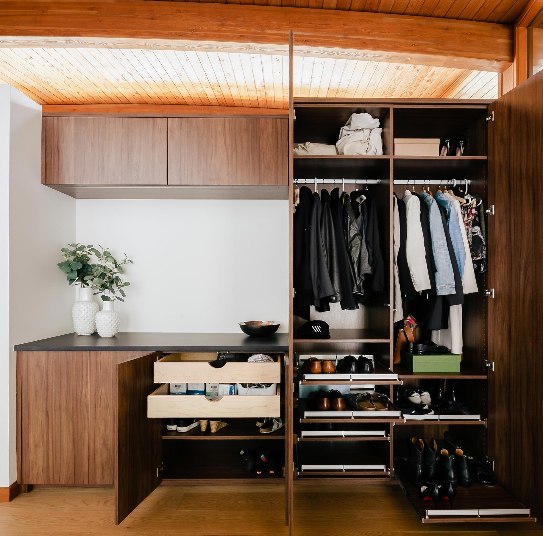 Armario de hogar disenado al estilo moderno de mediados de siglo en acabado de madera oscura por California Closets