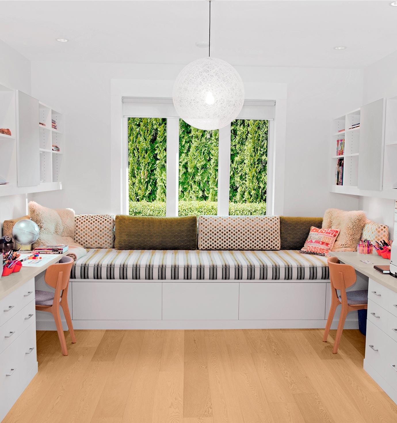 Espacio de trabajo familiar con escritorio incorporado, banco y estanterías en blanco clásico de California Closets