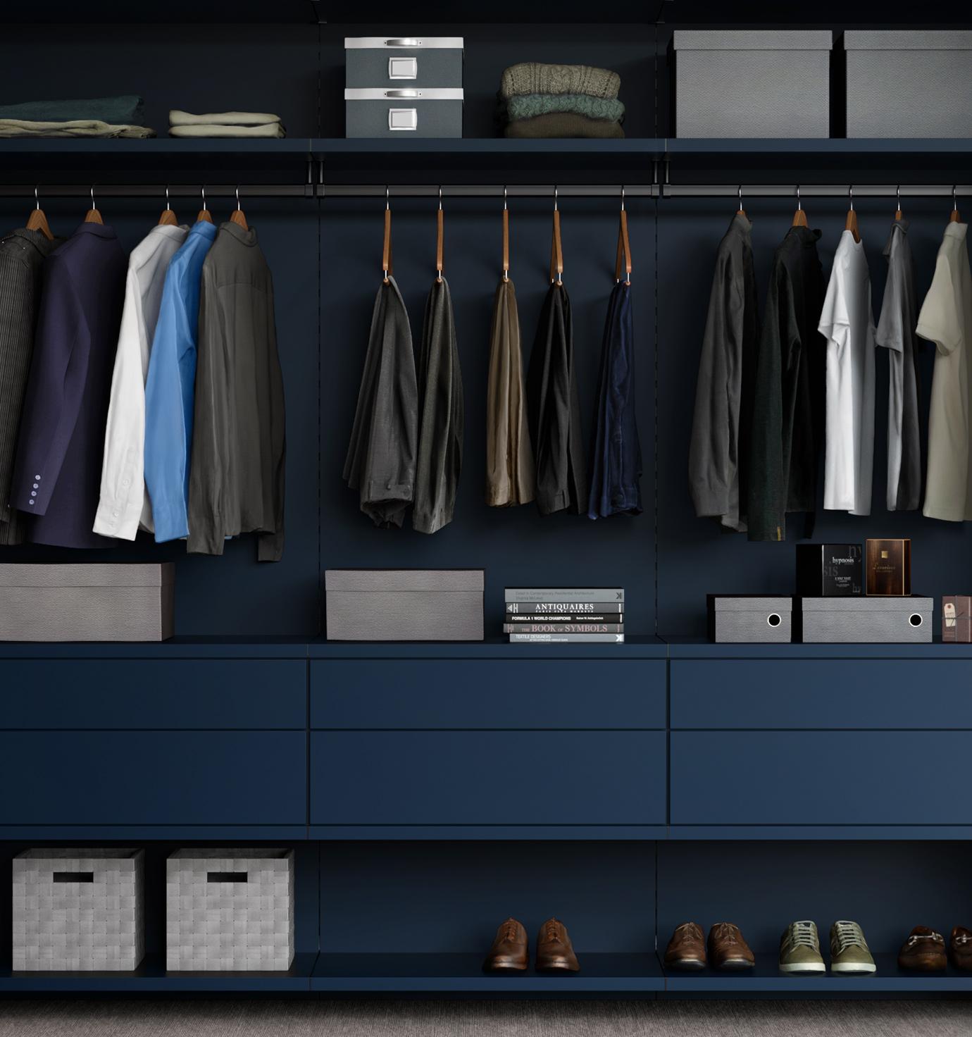 Armario empotrado con espacio para guardar zapatos, estantes abiertos y barra para colgar en acabado azul marino de California Closets