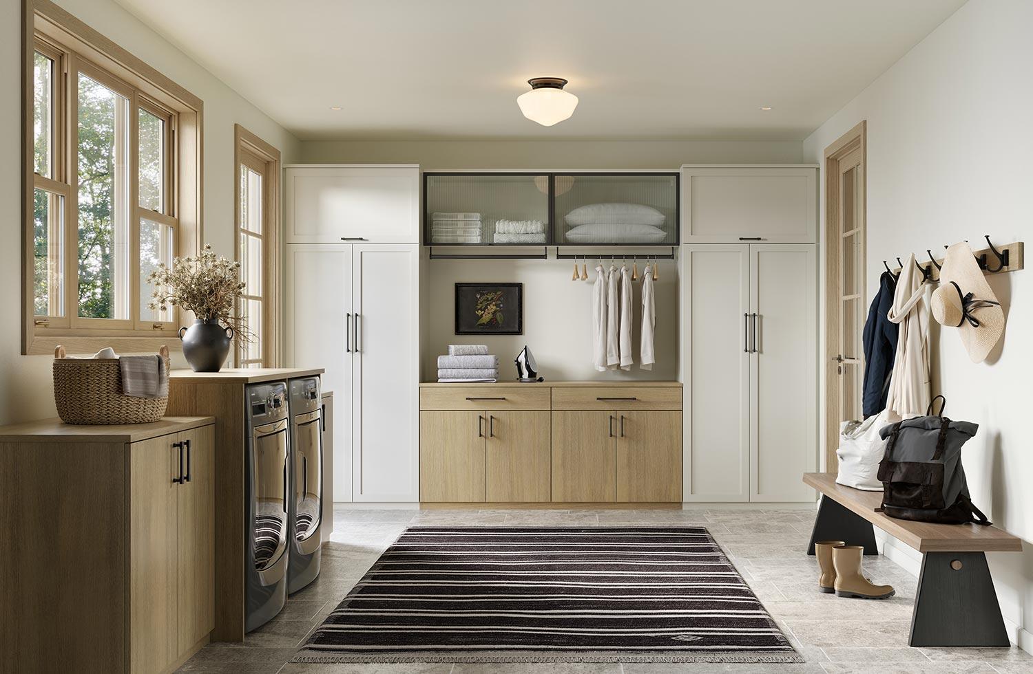 Entrada personalizada con espacio de almacenamiento para lavandería en un acabado de madera blanca clara de California Closets