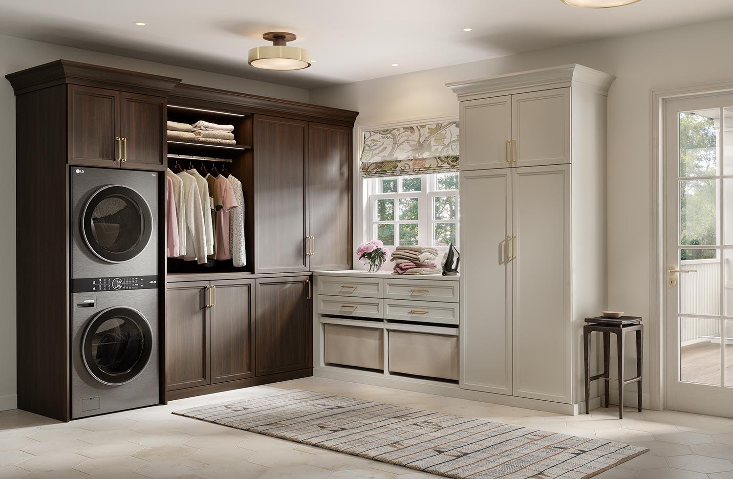 Ideas para la entrada del lavadero con una entrada lateral hecha con un acabado de madera personalizado por California Closets
