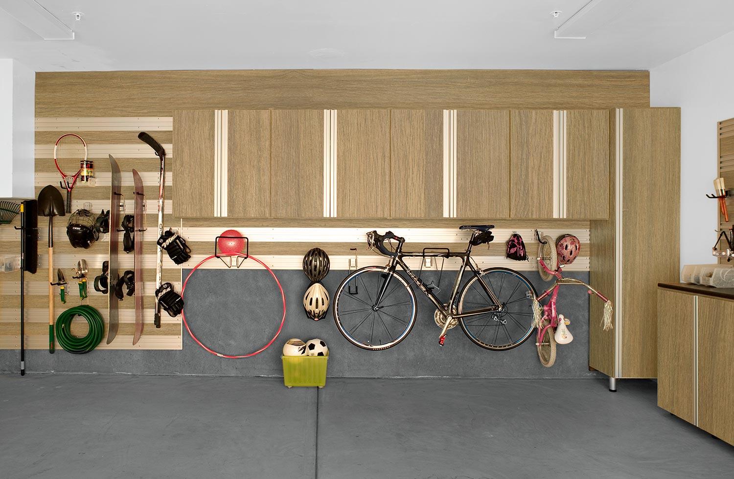 Sistemas de almacenamiento de garaje personalizados con rieles de pared y gabinetes de California Closets