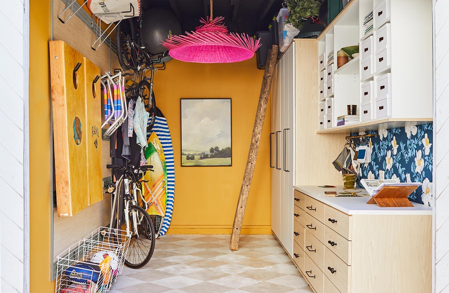 Soluciones de almacenamiento en el garaje para su hogar con gabinetes personalizados en acabado de madera clara de California Closets