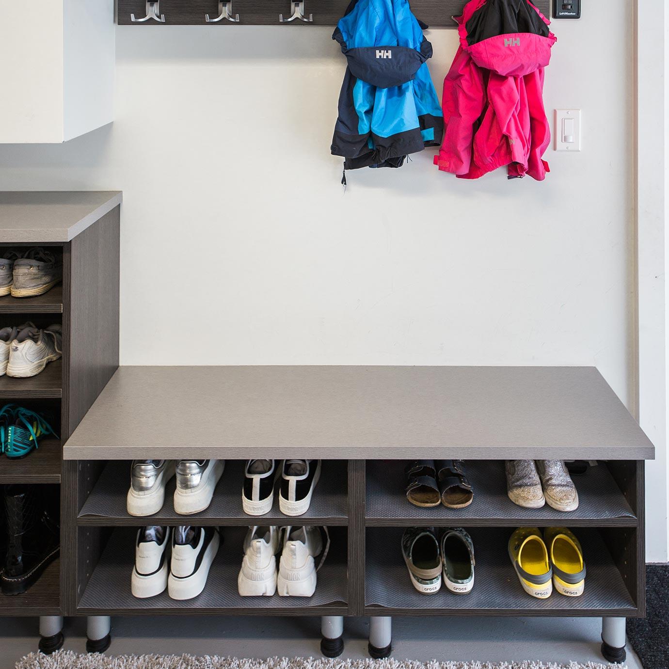 Estantes para zapatos personalizados en un garaje personalizado con zapateros de California Closets