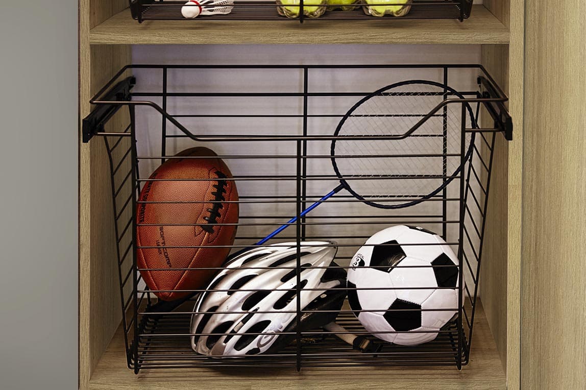 Almacenamiento de garaje personalizado con cestas de alambre extraíbles para equipo deportivo de California Closets