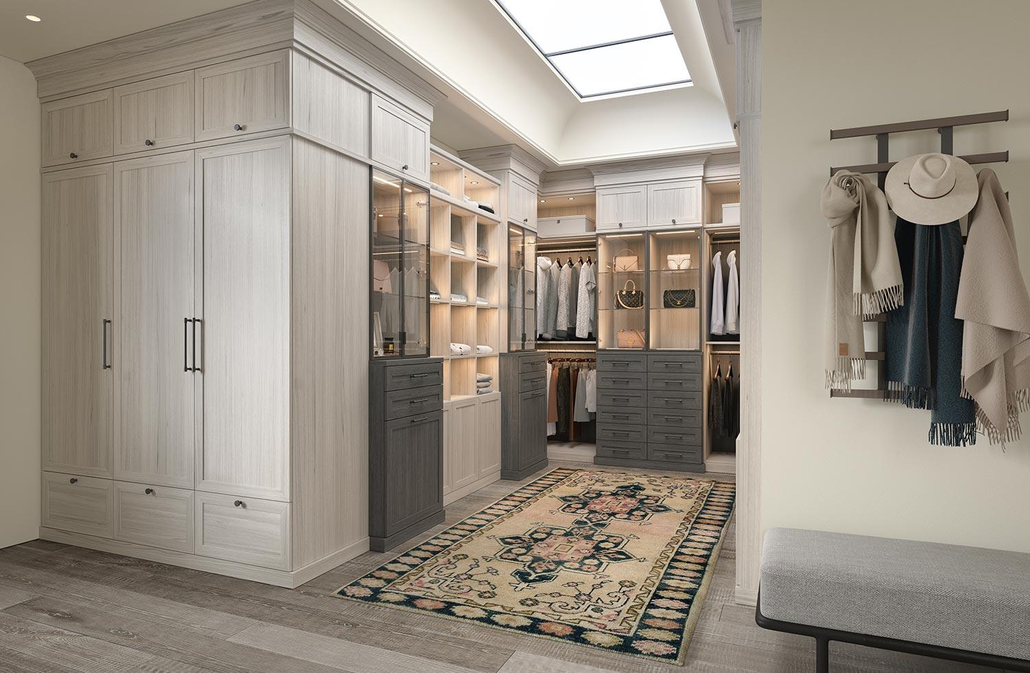 Vestidor en forma de U con espacio de almacenamiento personalizado de piso a techo de California Closets