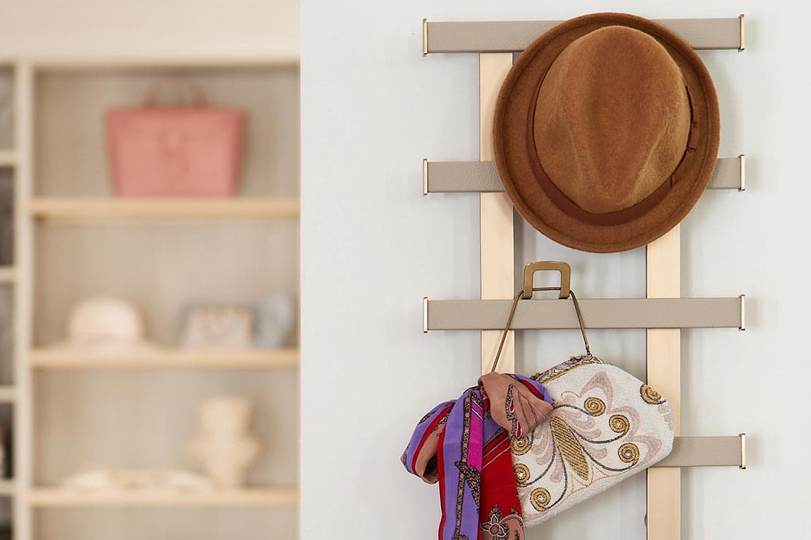 Armario personalizado con estante de pared para organizar cinturones, corbatas, sombreros y más de California Closets
