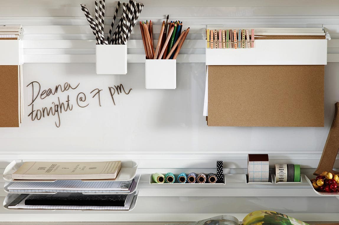Almacenamiento personalizado para suministros en la oficina en casa con ganchos y contenedores de aluminio de California Closets