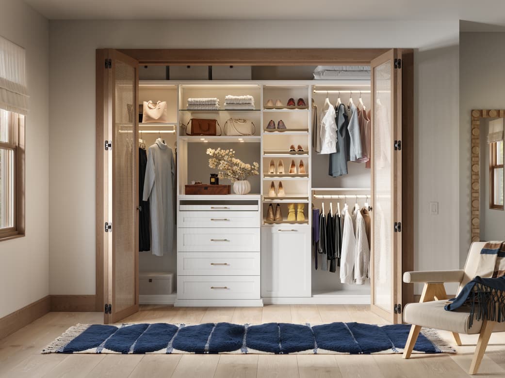 Alcance en el armario con cajones empotrados, estantes abiertos e iluminación personalizada de California Closets