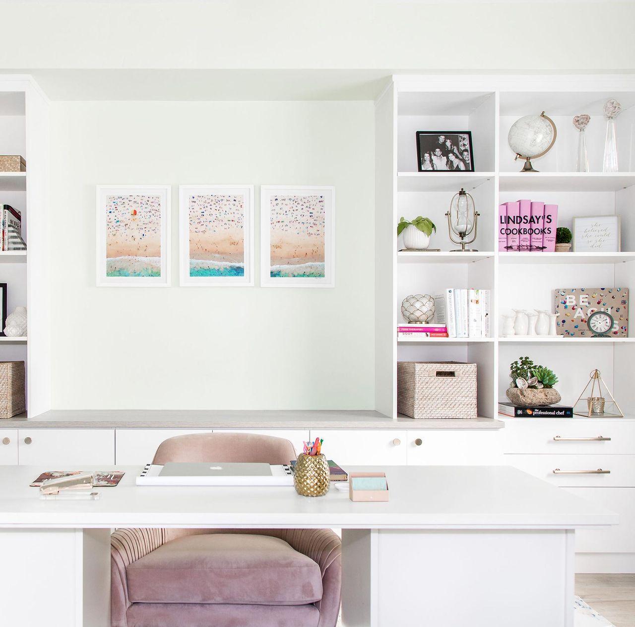 Oficina diseñada en acabado blanco mate con estanterías, gabinetes, superficie de trabajo y escritorio personalizados por California Closets