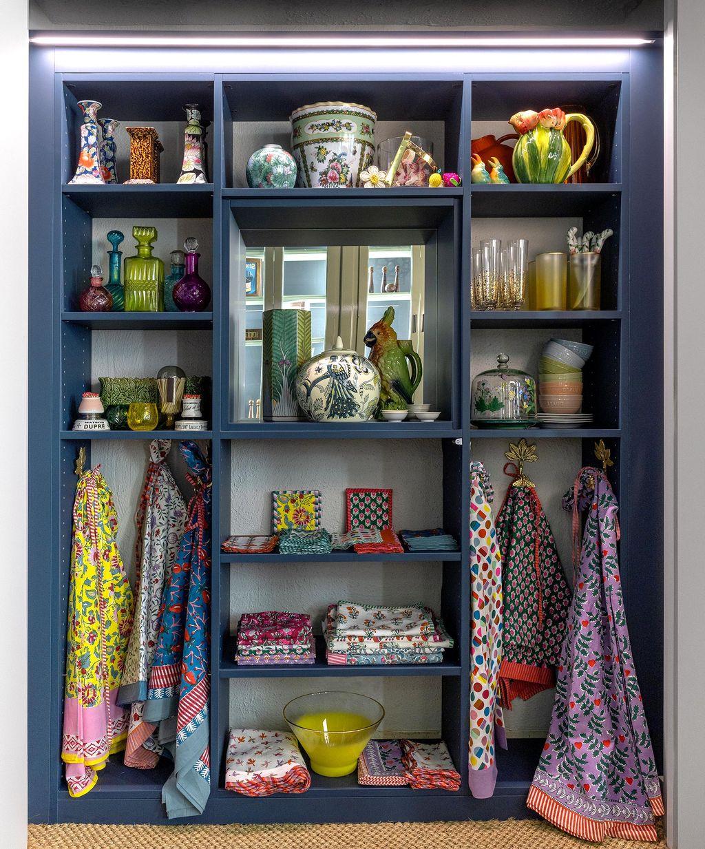 Artículos de fiesta almacenados en armario pequeño con acabado azul diseñado por California Closets