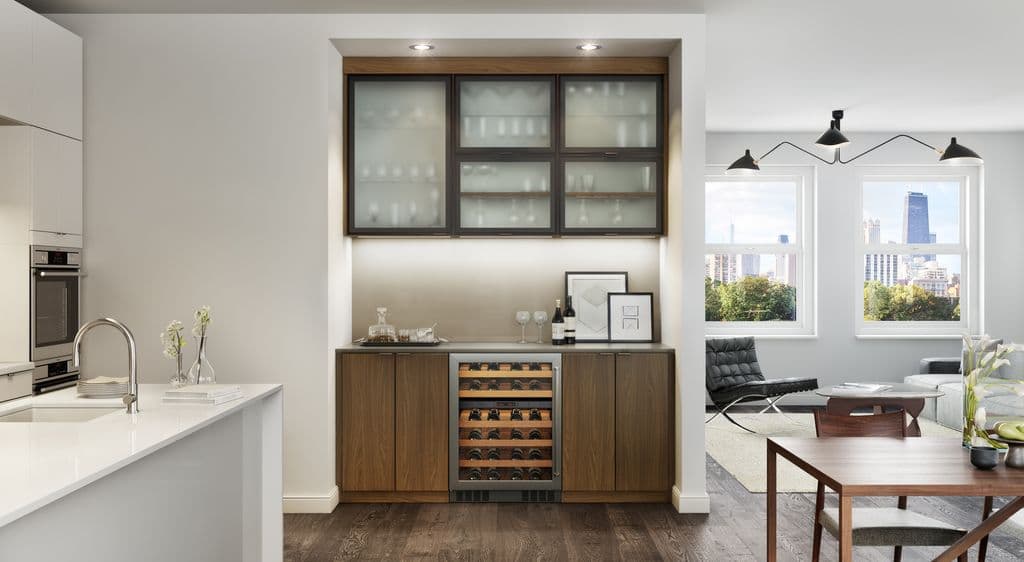 Gabinetes para almacenamiento de vinos, estantes de vidrio e iluminación LED hechos a medida por California Closets