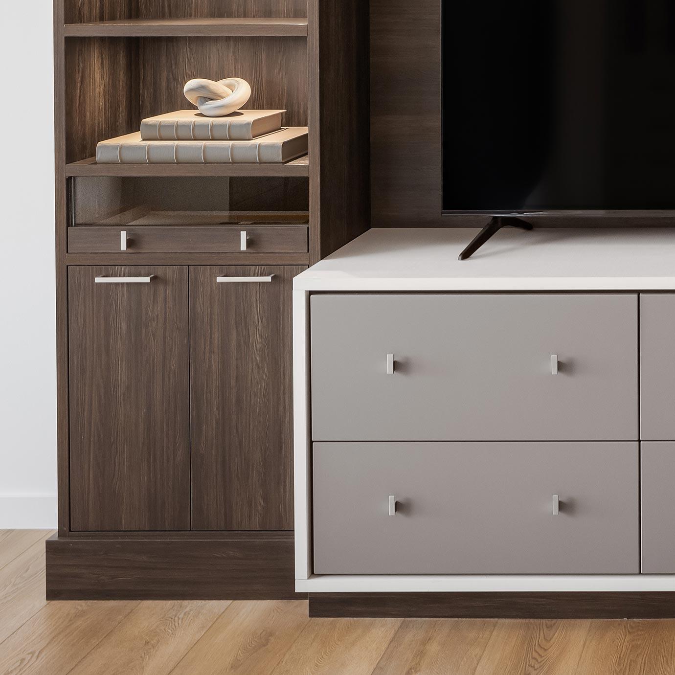 Cajones de almacenamiento con diseño personalizado de almacenamiento de medios con acabados en blanco, gris y madera oscura de California Closets