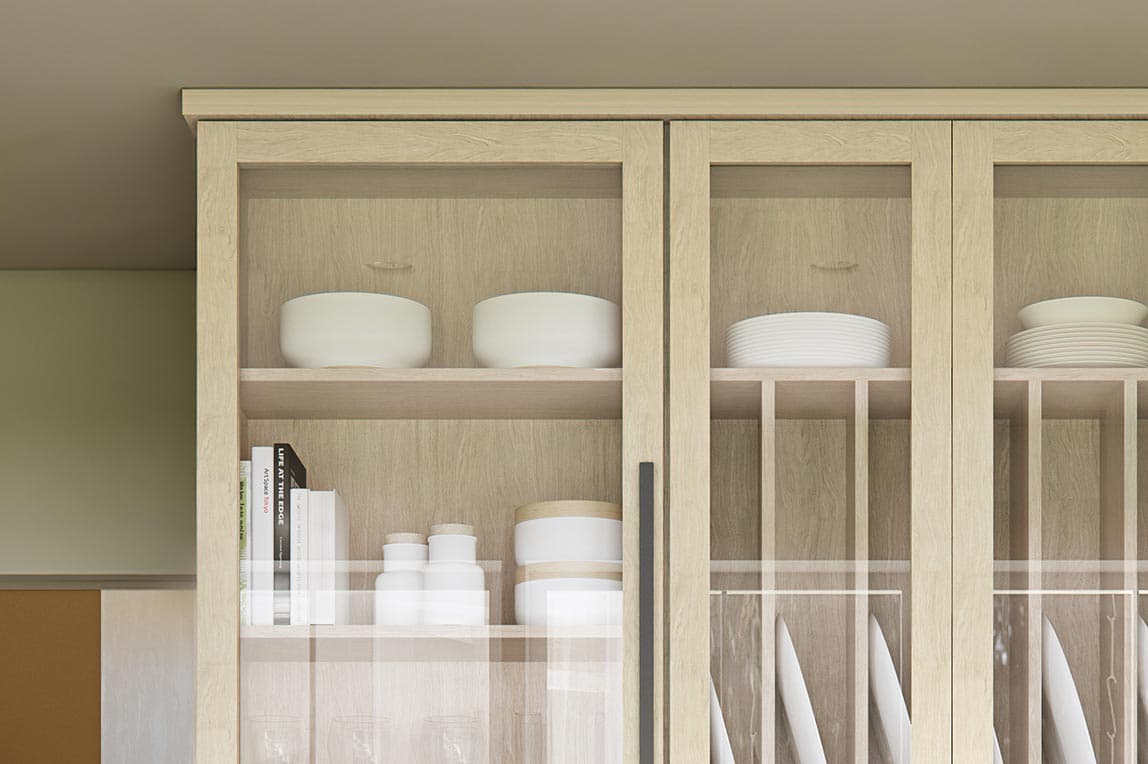 Despensa personalizada en cocina con puertas de vidrio y acabado claro de California Closets