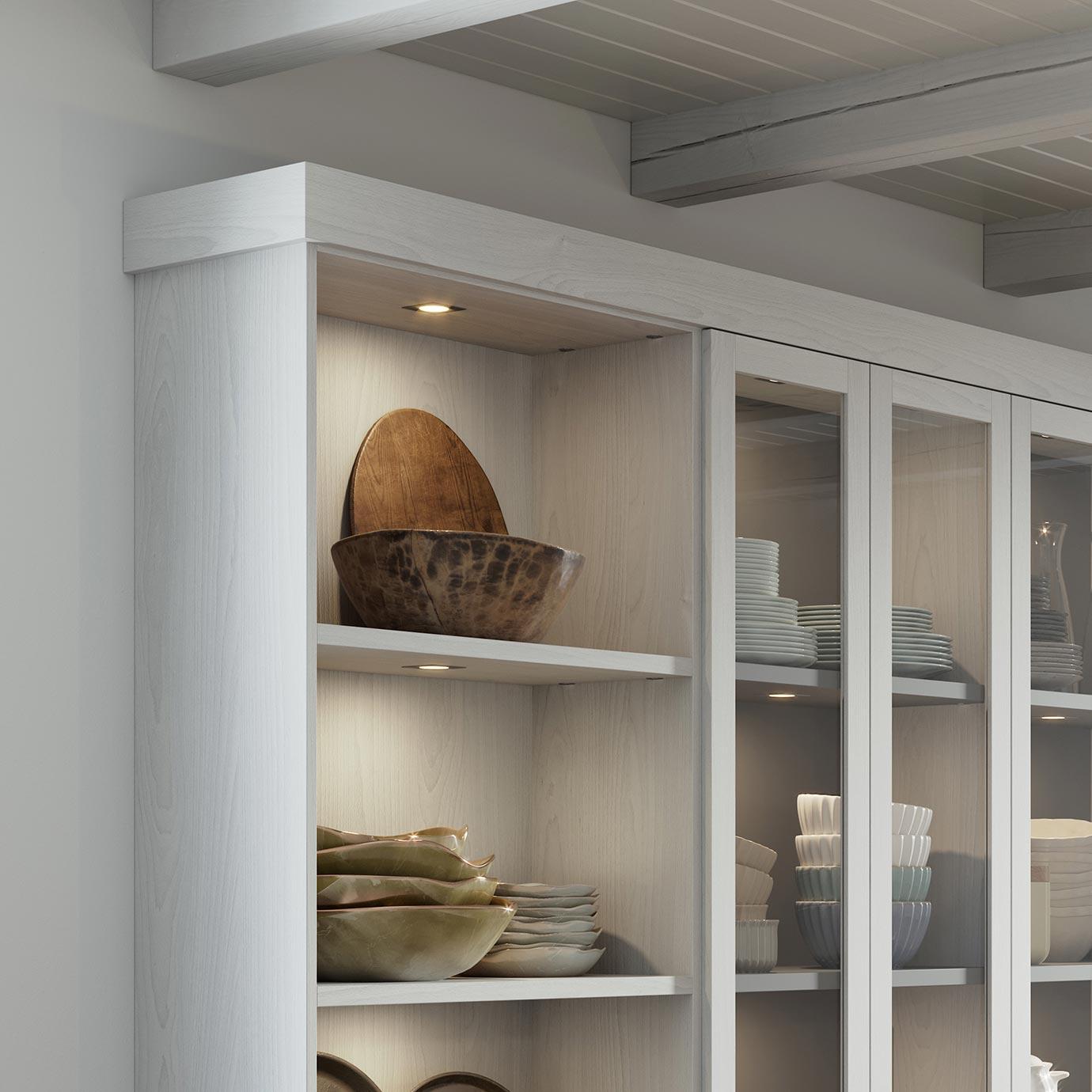 Despensa personalizada en cocina con puertas de vidrio y acabado claro de California Closets