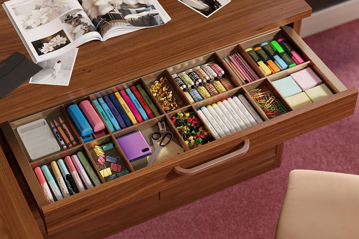 Cajón Everstyle diseñado con compartimentos para materiales de manualidades de California Closets