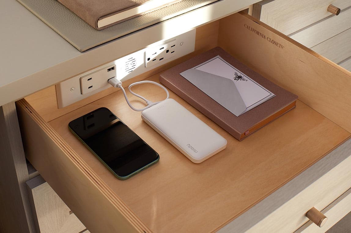 Cargadores para múltiples dispositivos en un cajón de escritorio diseñado por California Closets
