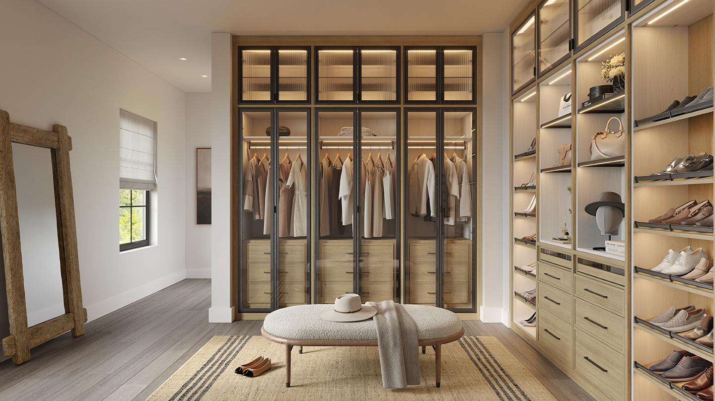 Diseño de guardarropa con puertas de vidrio personalizadas y almacenamiento para zapatos, en acabado de veta de madera natural de California Closets