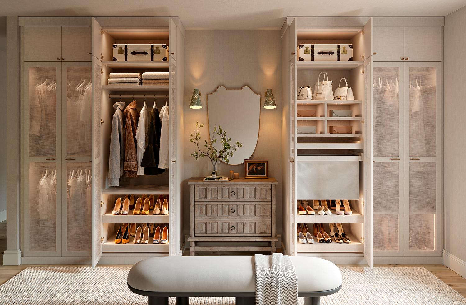 Estanterías para zapatos en un armario personalizado con valet valet extraíble de California Closets