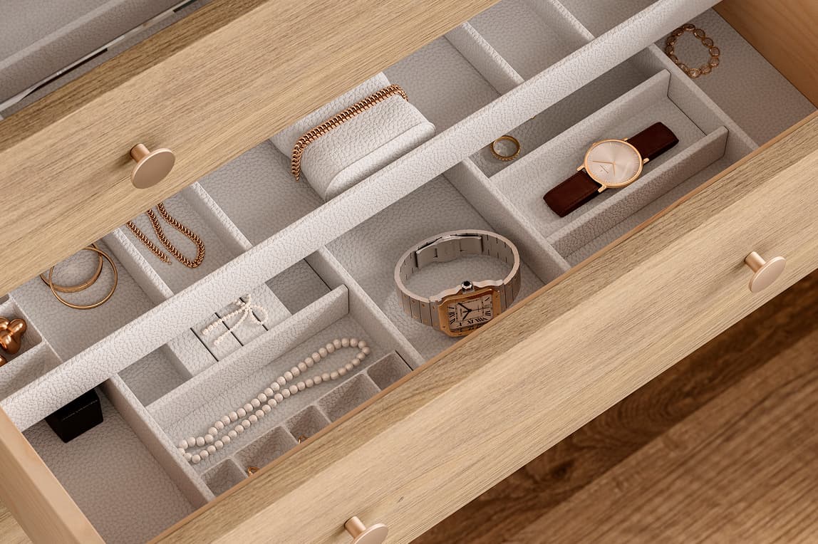 Inserto personalizado para cajón con bandeja organizadora superior para guardar joyas, relojes y accesorios, de California Closets.