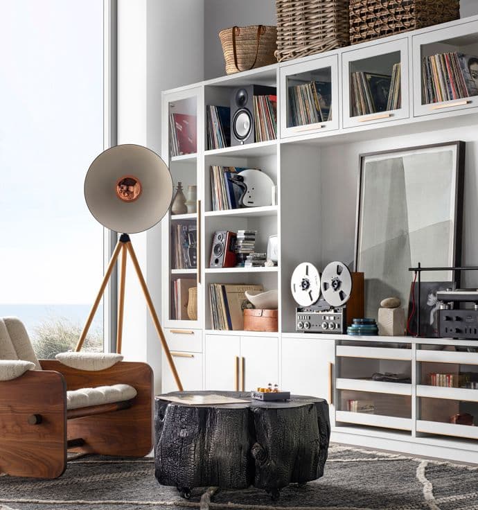 Estanterías de almacenamiento en la sala de estar alrededor de un centro de entretenimiento con estantes y gabinetes personalizados de California Closets