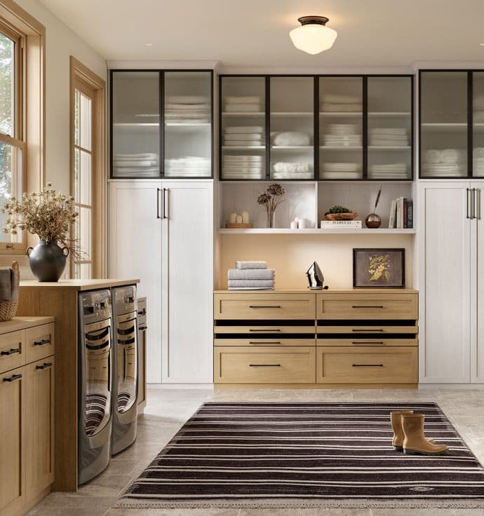 Gabinetes de almacenamiento y encimera diseñados para un lavadero personalizado diseñado por California Closets