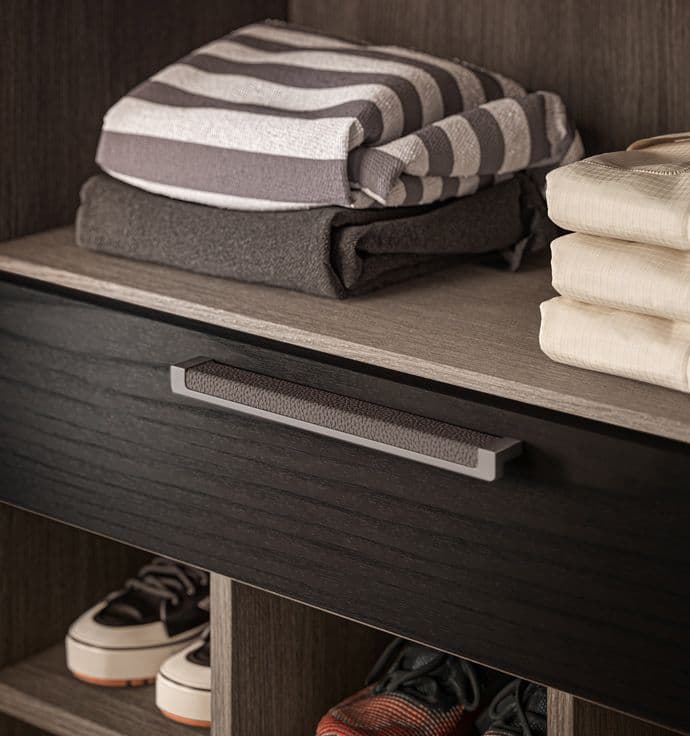 Cajones y zapateros personalizados en un vestidor diseñado por California Closets