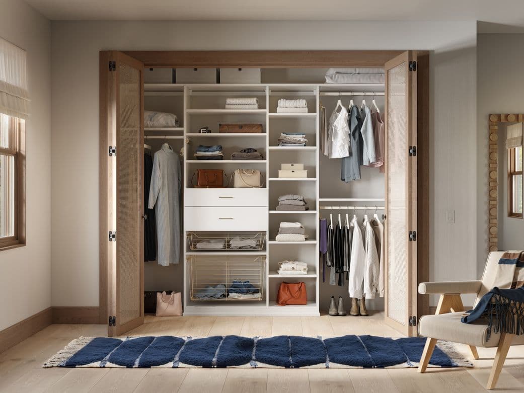 Cajones personalizados al alcance de la mano en closet con acabado claro de California Closets