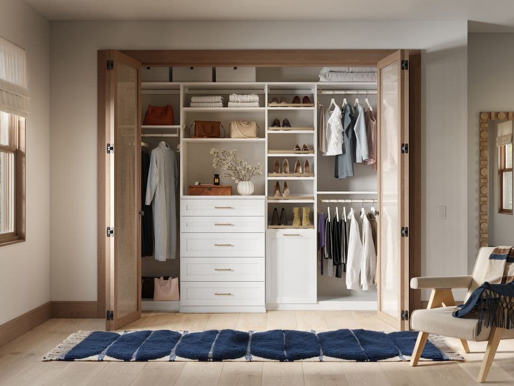 Llegue al piso el almacenamiento en el closet con cajones y cesto en acabado claro de California Closets