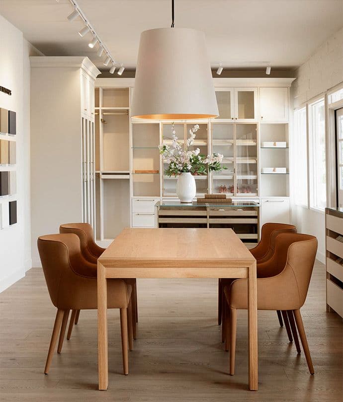 Sala de exposición de diseño para consultas en persona sobre soluciones de organización y almacenamiento personalizadas para el hogar de California Closets