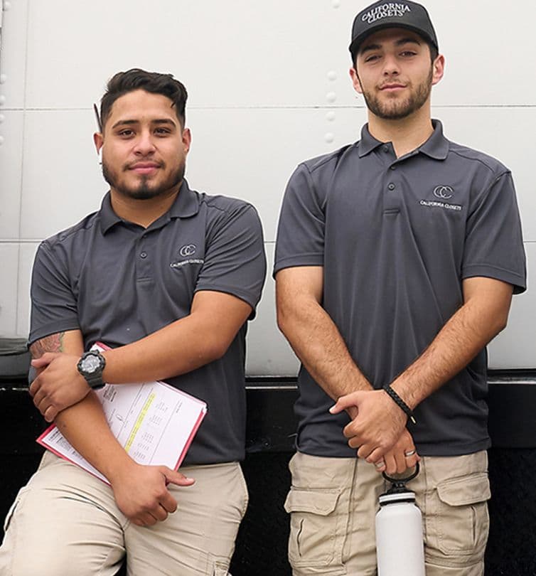 Actualice su hogar con nuestros empleados técnicos de instalación que instalan soluciones de diseño para toda la casa en California Closets