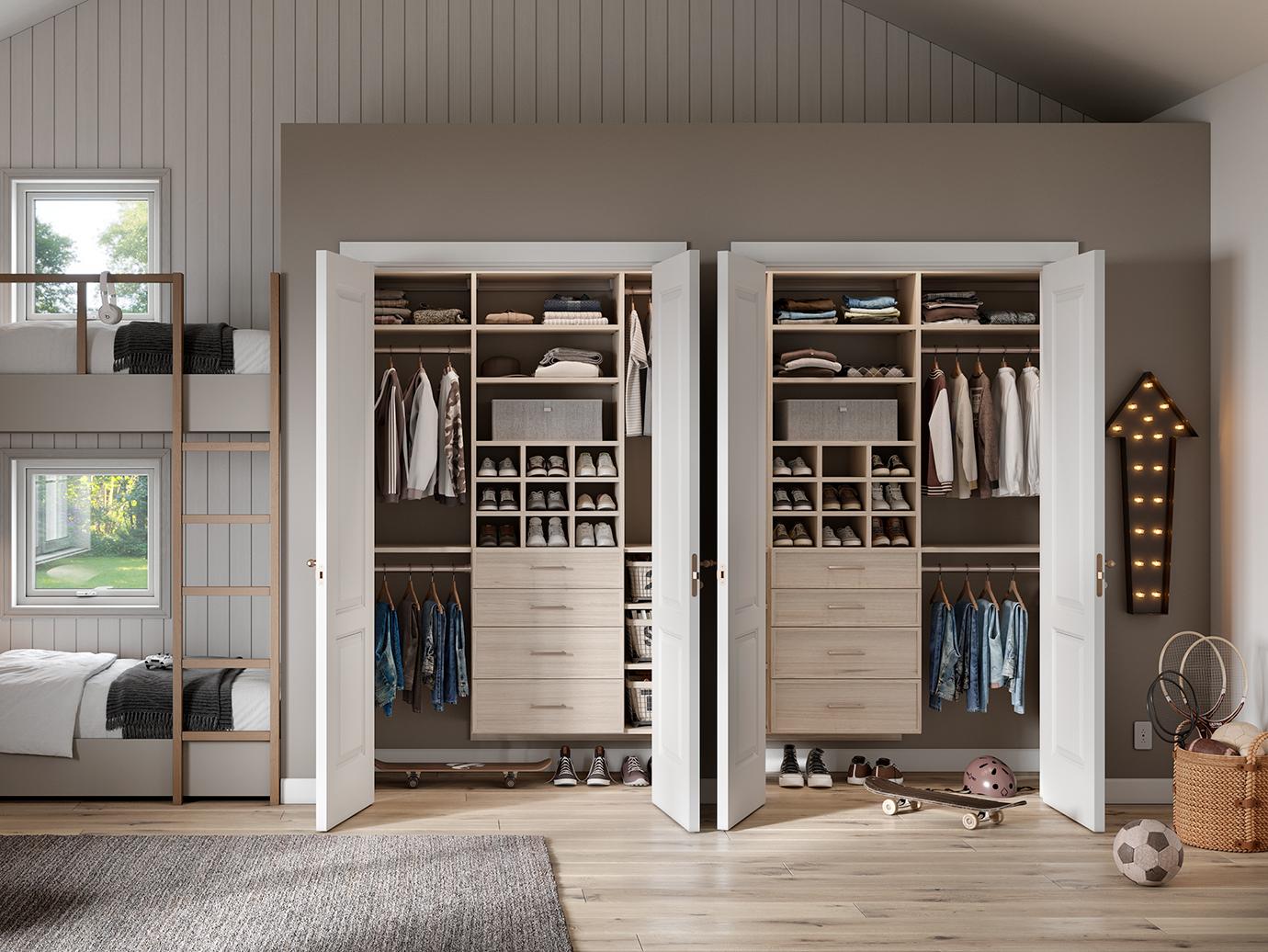 Armarios infantiles personalizados uno al lado del otro con cómodas, compartimentos y barras para colgar integrados de California Closets