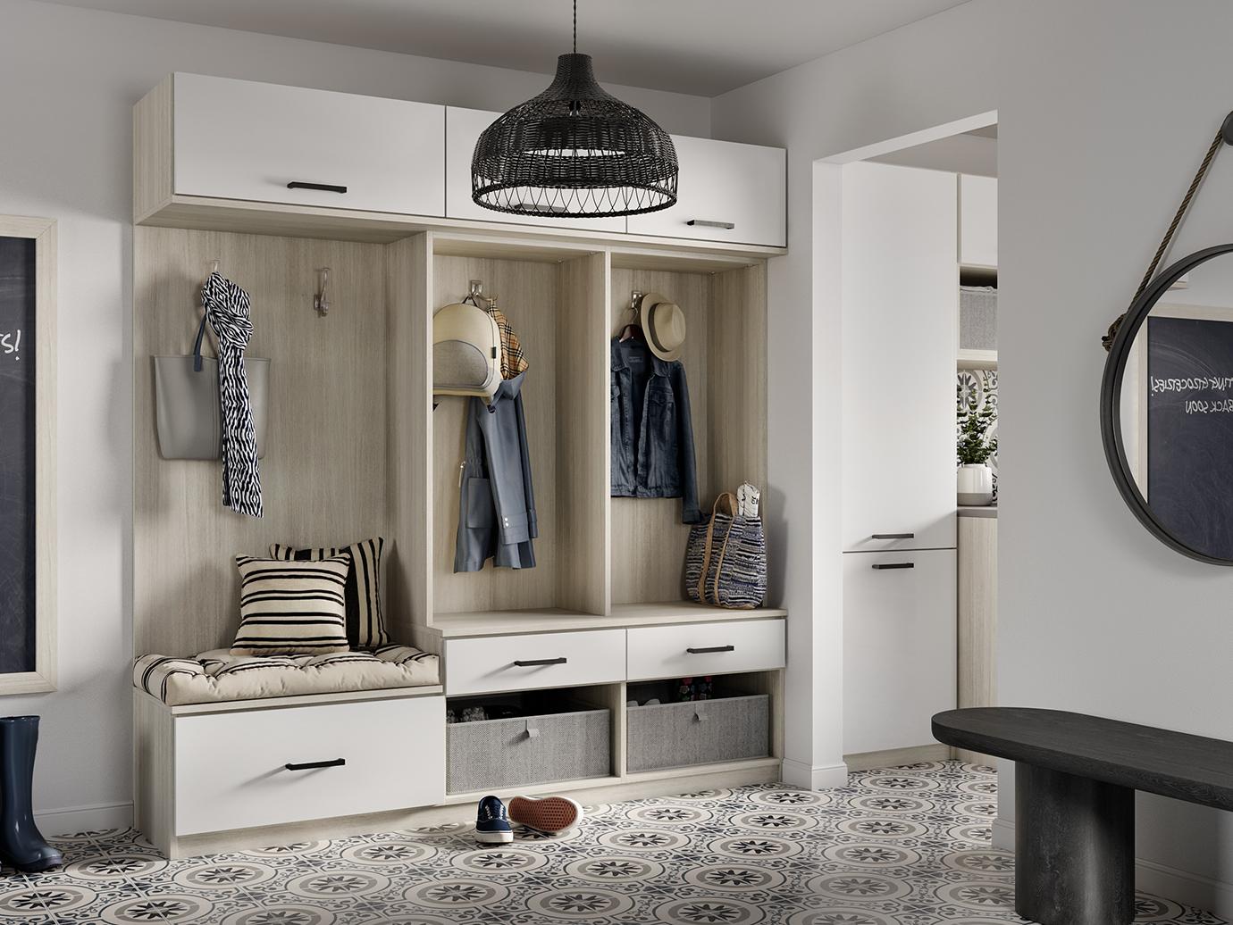 Diseño de vestíbulo y entrada con gabinetes de almacenamiento y banco en acabado blanco de California Closets