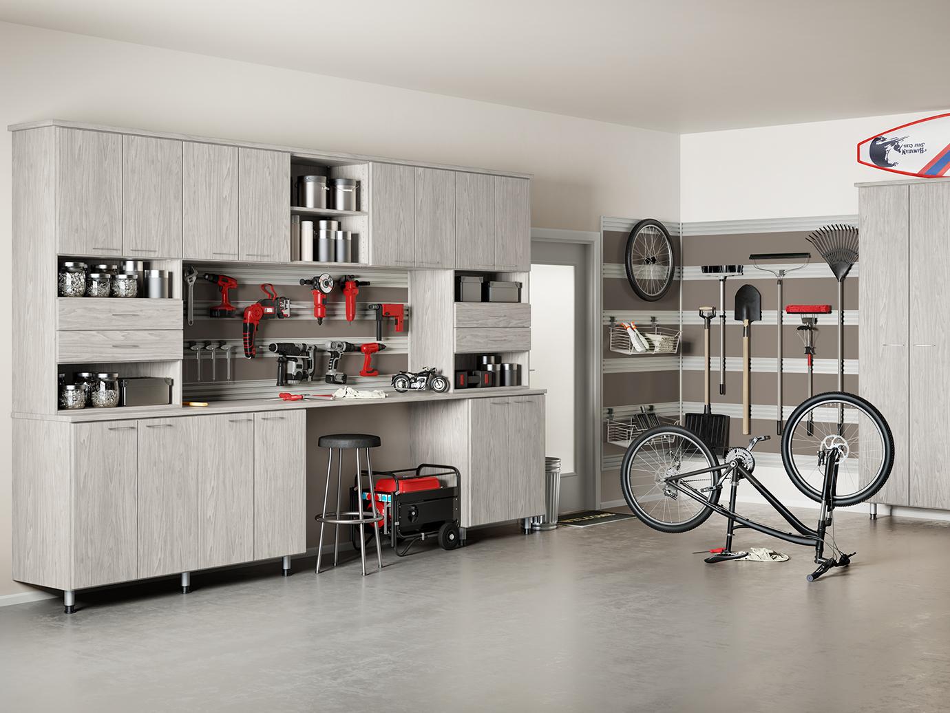 Soluciones de almacenamiento personalizadas desde el vestíbulo hasta el garaje para guardar todo con gabinetes, rieles de pared Fusion y estantes para zapatos de California Closets
