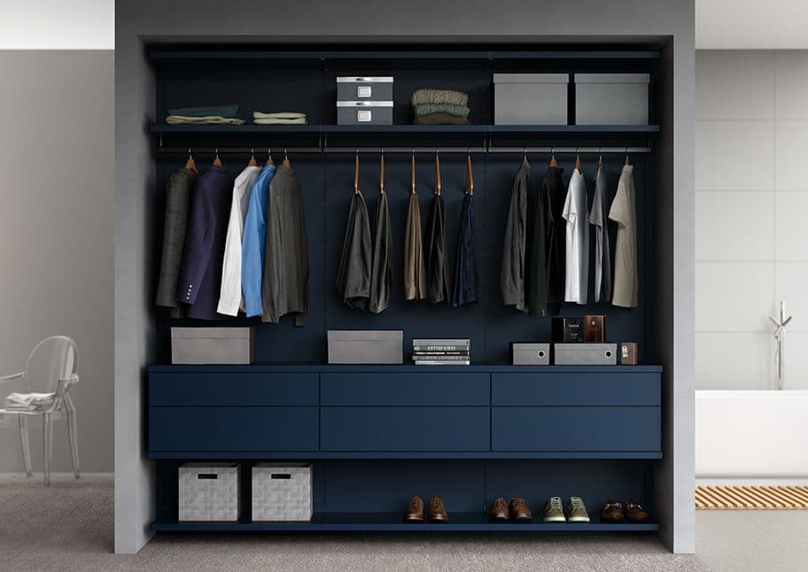 Armario personalizado al alcance de la mano con estilo con estantes verticales, almacenamiento superior y postes para ropa de California Closets.