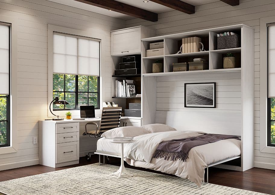 La cama Murphy se abre horizontalmente con escritorio y almacenamiento de oficina en acabado blanco de California Closets.