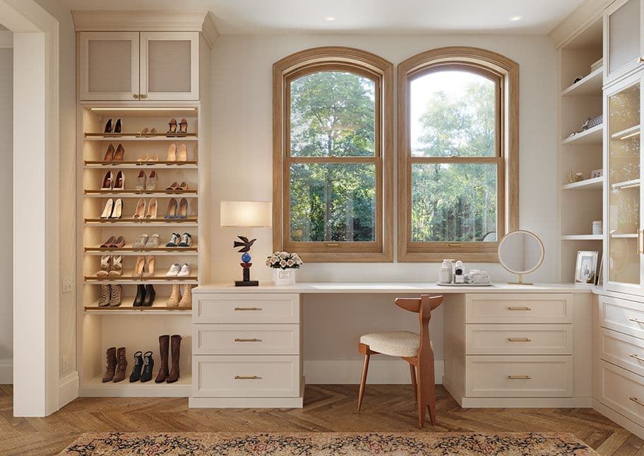 Estantería para guardar zapatos en un armario con rieles para los pies junto a un tocador personalizado de California Closets.